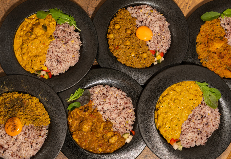 「こっち側」のカレーは現在全6種類の中から日替わりで提供中!